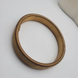 Gold toned slinky bracelet vintage‎ unisex